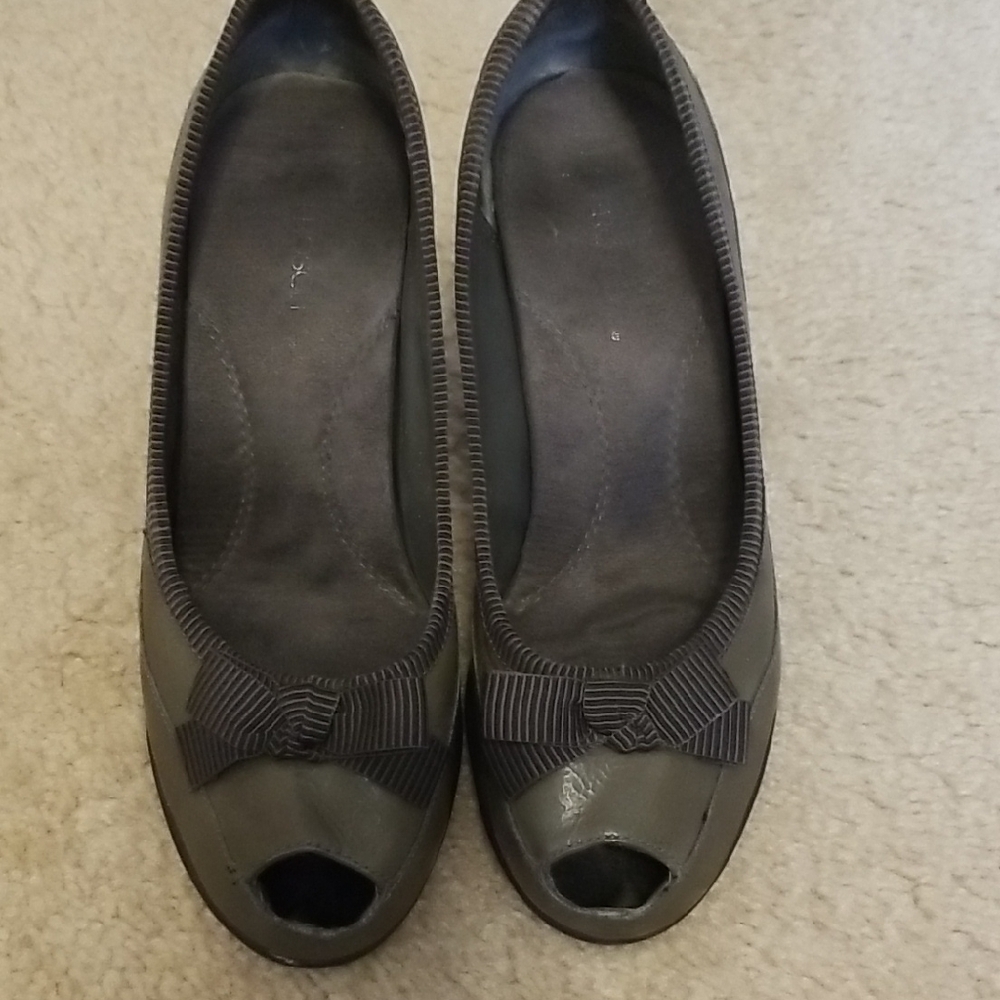 AEROSOLES Gray Heels with Peep-Toe Design